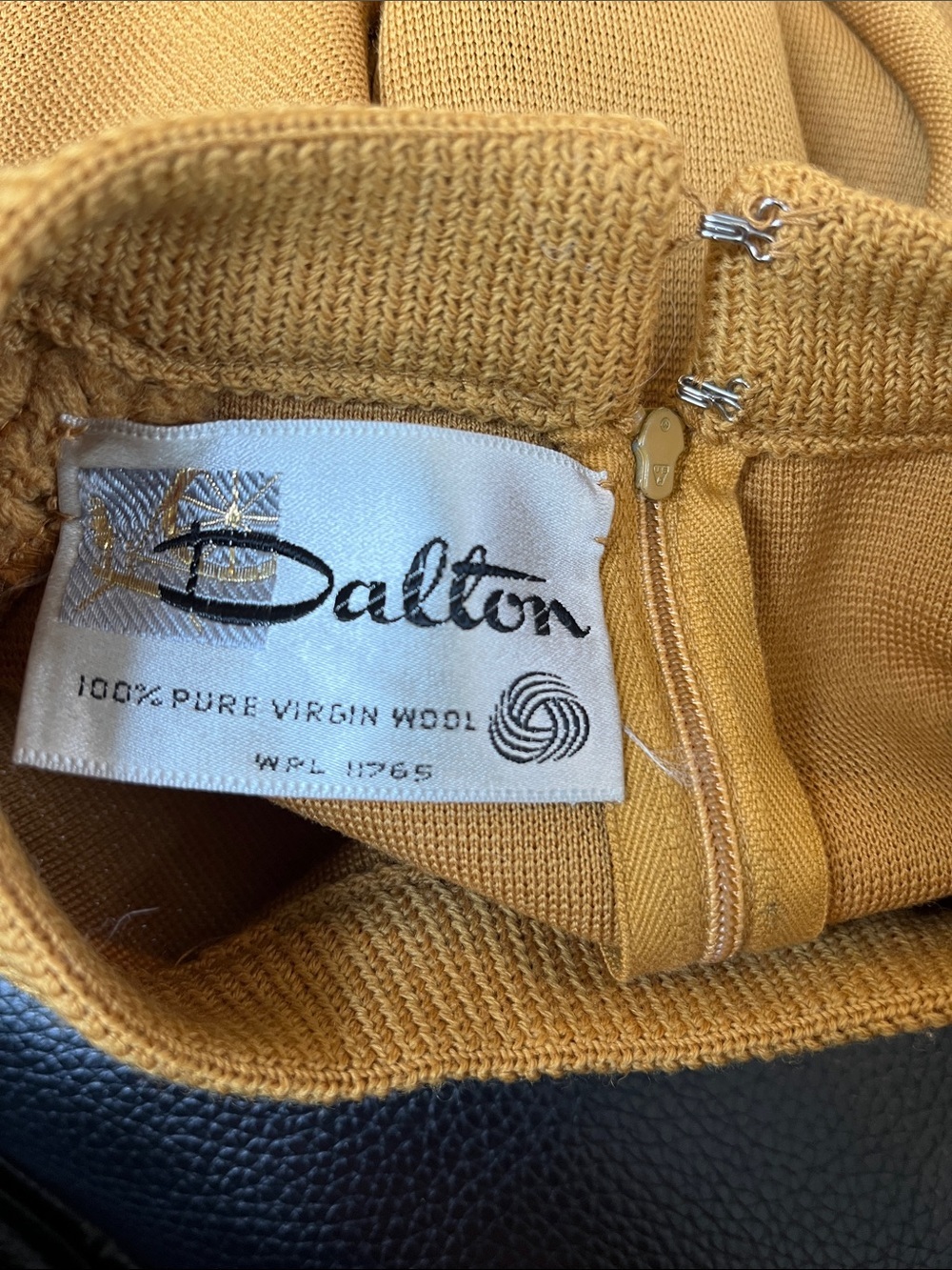 Dalton Vintage Short-Sleeve Virgin Wool Belted Sweater with crotchet sleeves 8 - Picture 9 of 10